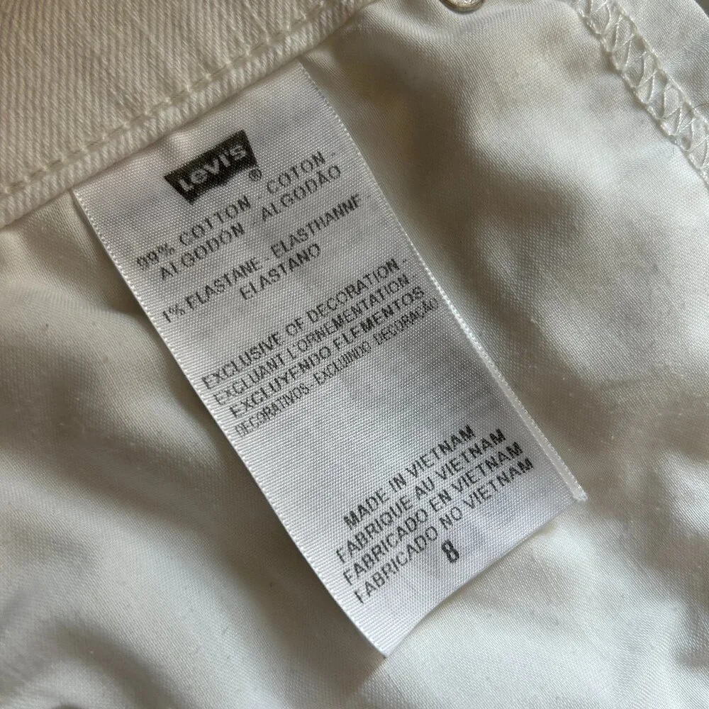 Levi’s Classic Denim Jean Shorts in White, Size 8 (NEW) - Picture 15 of 16